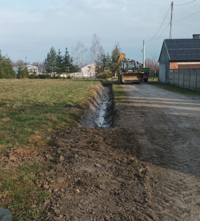 Przedsiębiorstwo Usług Komunalnych Łagów Sp. z o.o. wykonało naprawę drogi oraz odmulenie rowu przy drodze gminnej nr 338071T w msc. Łagów