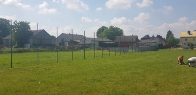 Trwają prace związane z wykonaniem ogrodzenia boiska szkolnego w msc. Lechówek